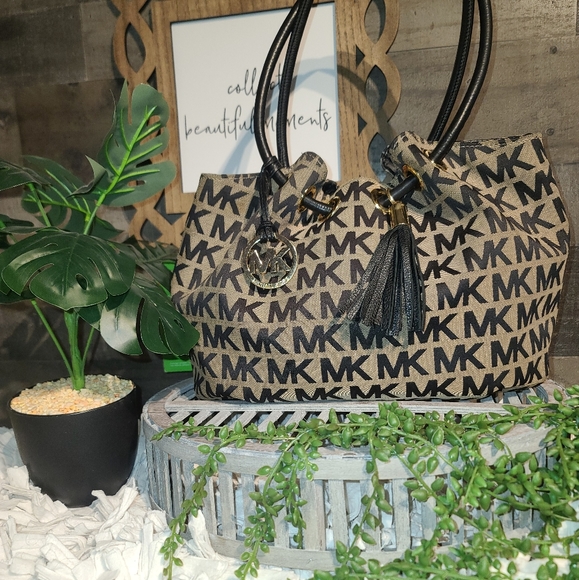 Michael Kors Purse in excellent condition - Picture 3 of 12